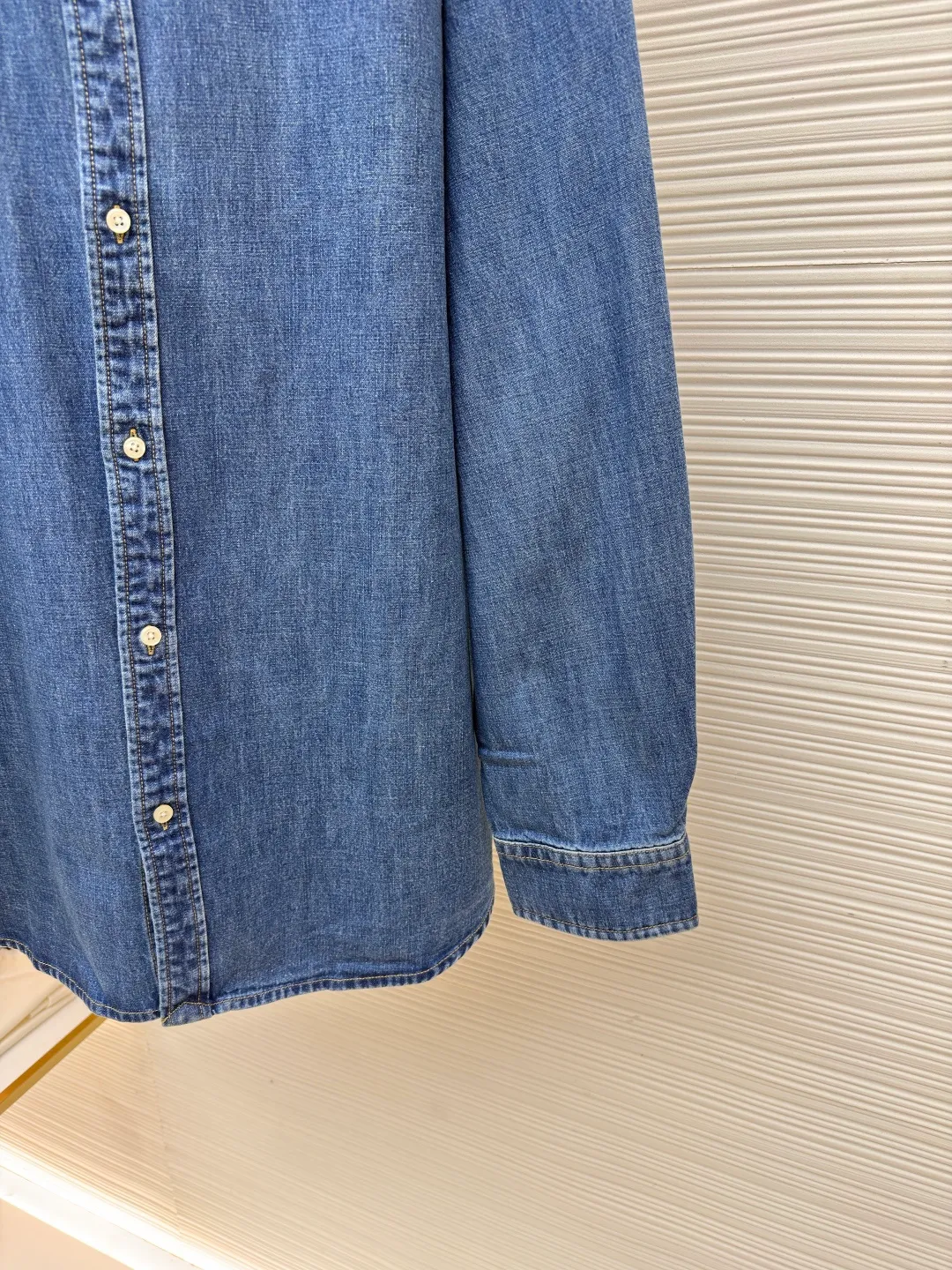 Ralph Lauren colorful embroidered denim shirt ●Original version: Purchased and developed at 1790 ●Item number: 1682021-A95 ●Material: ring yarn denim fabric ●Technology: embroidery production ●Color: washed blue ●Version: fitted version ●Weight: about 520 grams ●Size: S-M-L-XL ●Description: Customized mellow thick weave twill ring yarn denim Soft and silky Comfortable to the skin Mist indigo A denim poem dyed with time. The exquisite colorful pony logo on the left chest jumps into indigo. It is highly recognizable. It carries an atmosphere of freedom and vitality. The symphony of pure and smart colors. The deconstructed poetics of the peak collar and placket creates a lazy French atmosphere. Even walking has a designed sense of calmness. Imported machine embroidery technology is used, advanced computer control systems and precision mechanical components are used to realize colorful pony embroidery operations with high precision. The lines are smooth and delicate, and multiple horse-sanding machines are used to rub sand in specific parts by using high-pressure spray guns to achieve a local gradient effect. Then, a unique texture pattern is created through frosting technology. The workmanship is extremely complex and time-consuming. The washing and coloring process is used. Special desizing agent is preferred. The fabric is soaked in it to be evenly sized. After desizing Finally, rinsing is carried out. The workmanship is extremely complicated and the loss is high. The overall wiring is straight and delicate, the fabric is comfortable and soft, and the color is consistent without color difference. It can be matched with the same style to create a fashionable look and control various occasions. Customized accessories, complete with three standards, same style for men and women!